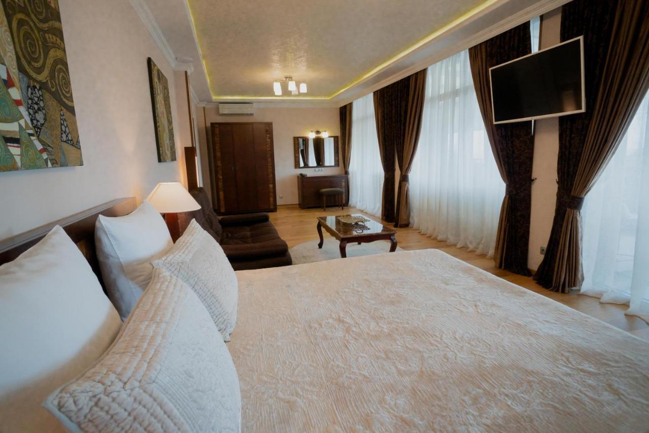 Leon Boutique Hotel スフミ エクステリア 写真